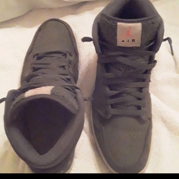 Sneakers - Picture 2 of 3